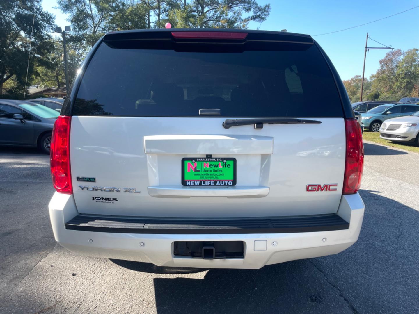 2012 WHITE GMC YUKON XL 1500 SLT (1GKS1LE07CR) with an 5.3L engine, Automatic transmission, located at 5103 Dorchester Rd., Charleston, SC, 29418-5607, (843) 767-1122, 36.245171, -115.228050 - Photo#5